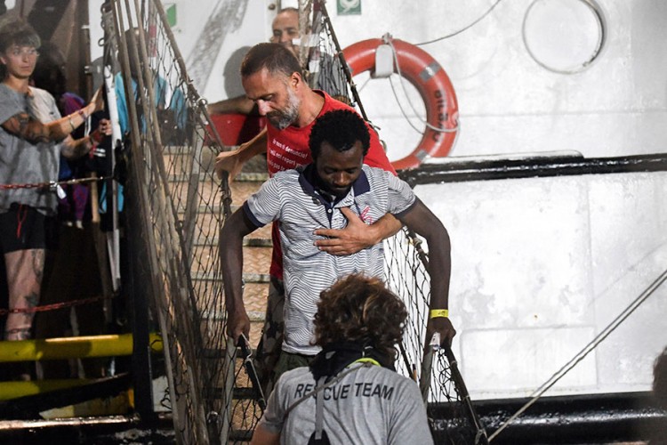 Italija dozvolila iskrcavanje 82 migranta na Lampeduzu