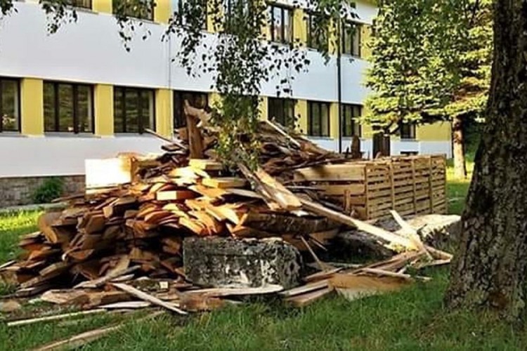 Drva istovarili na stećke iz trećeg vijeka