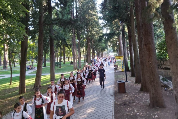 Mali folkloraši defilovali Trebinjem