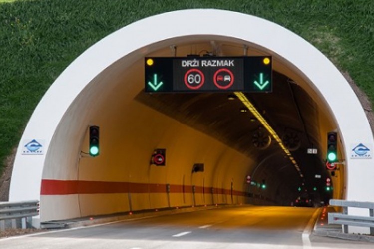 Troje povrijeđeno u teškom udesu u tunelu "Gaj", saobraćaj obustavljen
