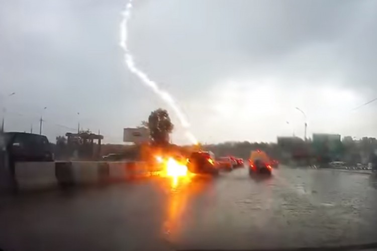 Dvije munje udarile u auto, sve zabilježila kamera