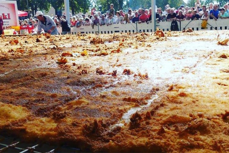 Ispekli šniclu od 1.208 kilograma i srušili rekord