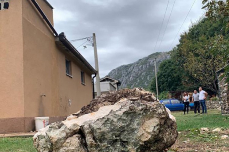 Stijena se obrušila na porodičnu kuću