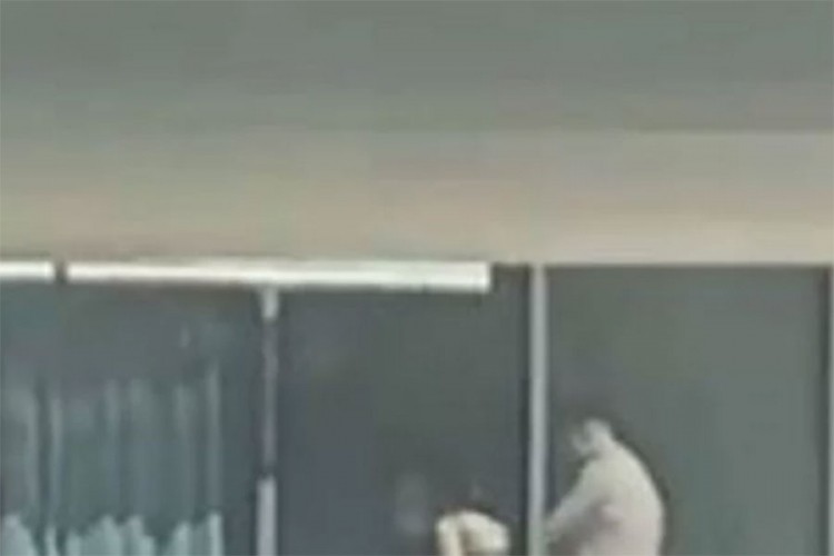 Prepustili se akciji u kancelariji (18+)