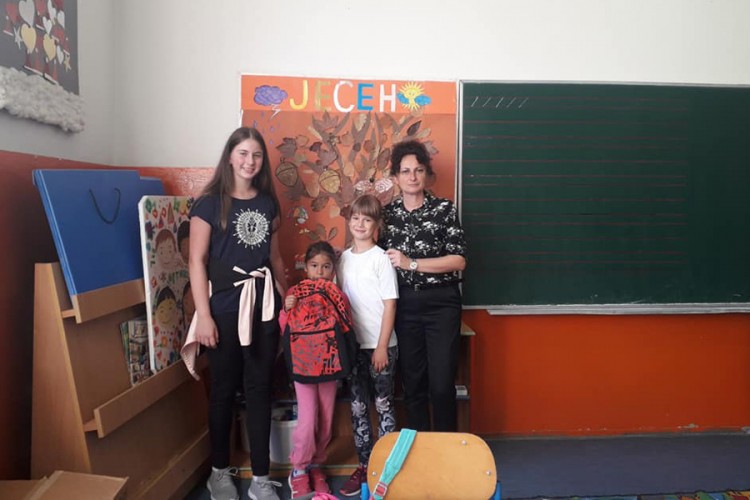 Učenice iz Srpca prodavale narukvice kako bi pomogle drugarima