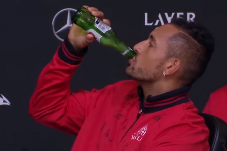 Kirjos eksirao pivo na konferenciji za novinare