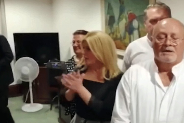 Grabar-Kitarović ponovo zapjevala