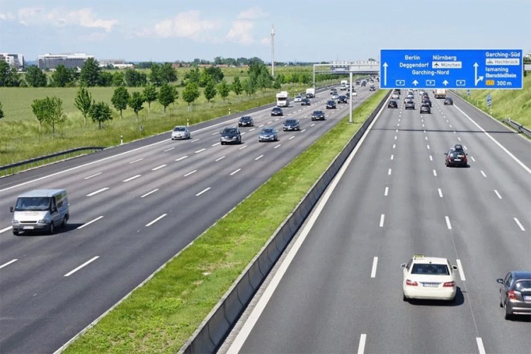 Žena ispala iz auta na autoputu i poginula