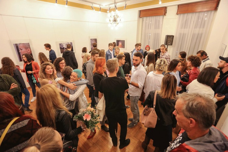 U Ba­nja­lu­ci otvo­re­na izložba "Zna­ko­vi odras­ta­nja" Ta­ja­ne De­dić-Sta­ro­vić