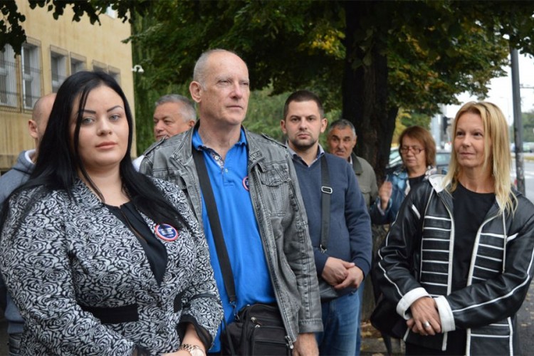 Radikali ispred suda kao podrška optuženima za zločin u Kravici