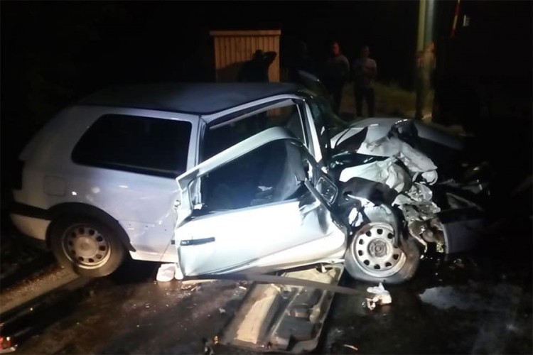 Vatrogasci iz smrskanog golfa kod Brčkog izvlačili majku i bebu