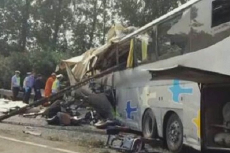 Najmanje 36 mrtvih u sudaru autobusa i kombija