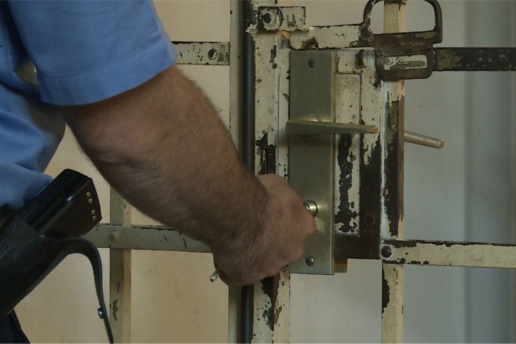 Uhapšen pa polupao staklo i oštetio bravu u pritvoru