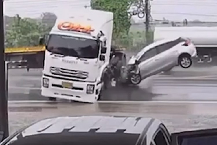 Objavljen snimak stravičnog sudara kamiona i automobila