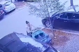Majci blizanaca ukrala kolica sa parkinga