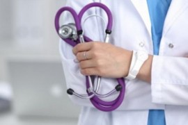 Pacijentkinja udarila doktorku u glavu