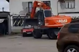 Incident u Prnjavoru: Bagerom uništio automobil dužniku