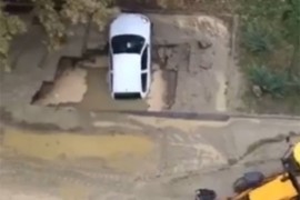 Cijev pukla na ulici u Novom Sadu, rupa "progutala" auto