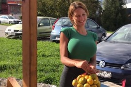 Najpoznatija prodavačica mandarina ima novu tetovažu