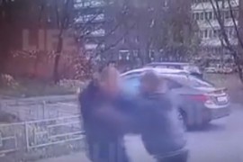 Stao da zatraži upaljač pa morao da se bori za život, sve snimljeno