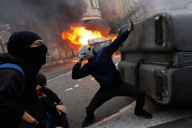 Sukobi demonstranata i policije u Barseloni: Gore kontejneri, "leti" ...