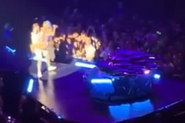 Pjevačica simulirala odnos s fanom pa se oboje sletjeli sa bine