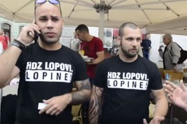 Na protestu noslli majice sa natpisom "HDZ lopovi", policija htjela da ...