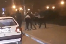 Masovna tuča nasred ulice: Ne zna se ko koga udara, prolaznik sve ...