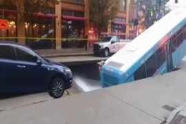 Autobus stao na semafor pa propao kroz asfalt