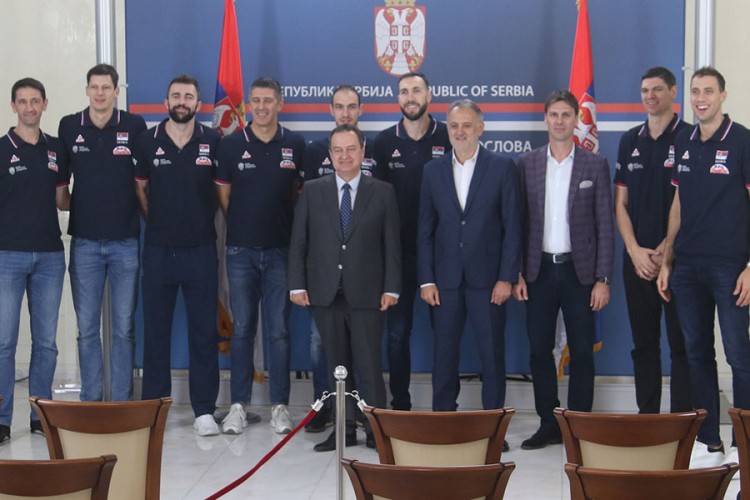Dačić uručio odbojkašima Srbije diplomatske pasoše