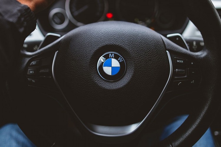 Pronađen ukradeni BMW u Derventi, traga se za lopovima