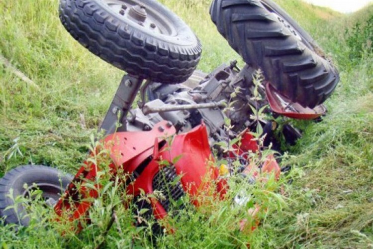 Detalji pogibije mladića koga je prikliještio traktor