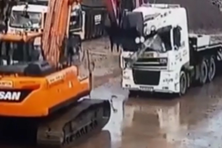 Šef ga poslao kući, on sjeo u bager i počeo da krši auta i kamione