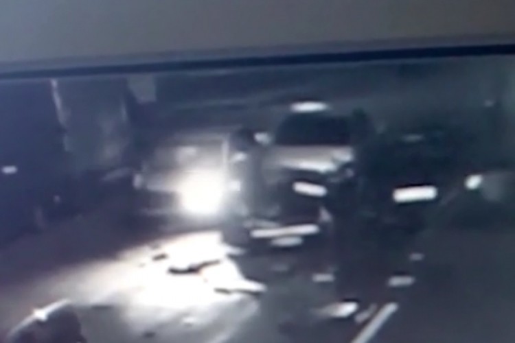Nevjerovatan snimak sudara: Pijan "zgrnuo" četiri auta i pobjegao trčeći