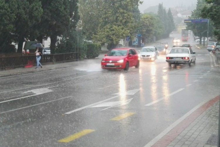 Jako nevrijeme u Mostaru lomilo stabla