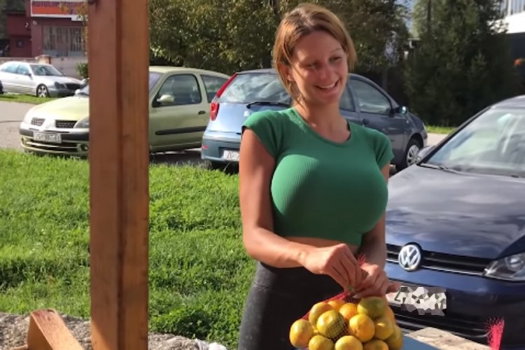 Najatraktivnija prodavačica mandarina Kristina "zapalila" region