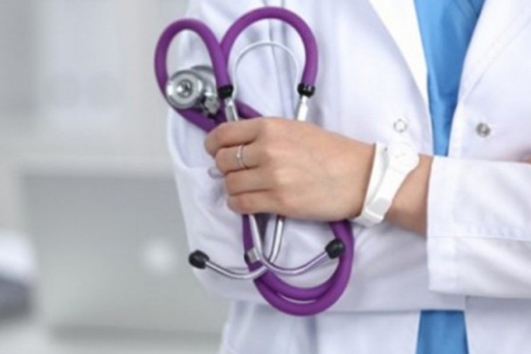 Pacijentkinja udarila doktorku u glavu
