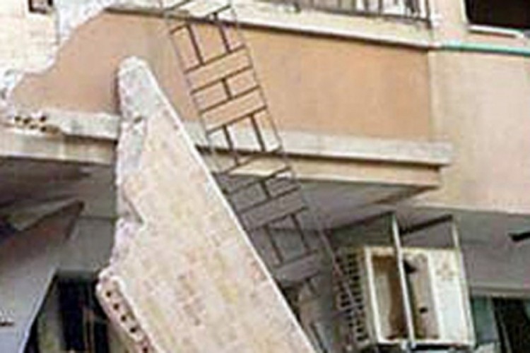 Urušila se terasa, povrijeđeni otac i troje djece