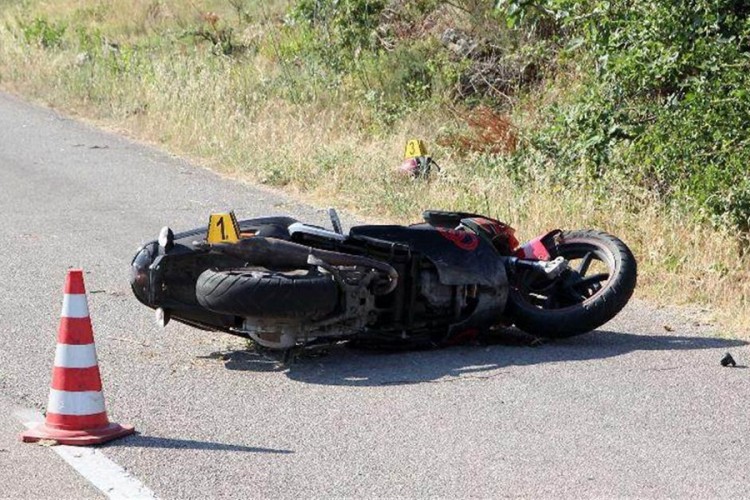 Šesnaestogodišnjak motorom sletio s puta, teško povrijeđen