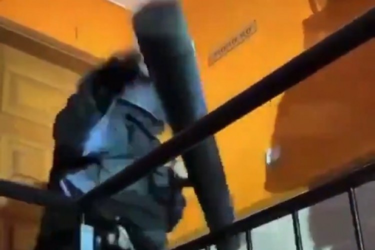 Policajci postali predmet sprdnje jer nisu mogli srušiti vrata