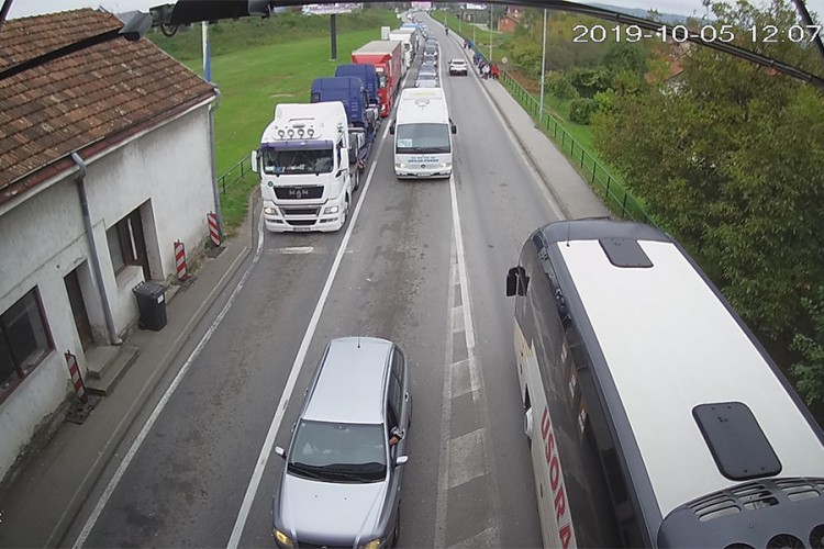 Gužva na prelazima Velika Kladuša i Brod
