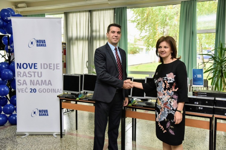 Nova banka donirala računare osnovnim školama