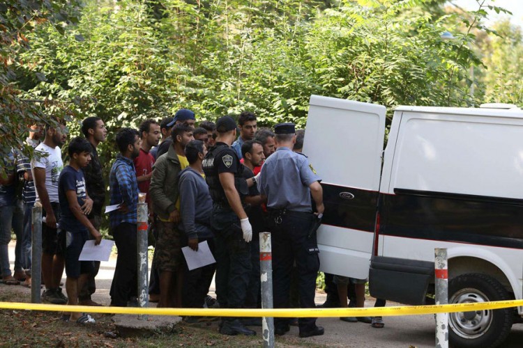 Oko 100 policajaca pretresalo migrante, našli sjekire i noževe