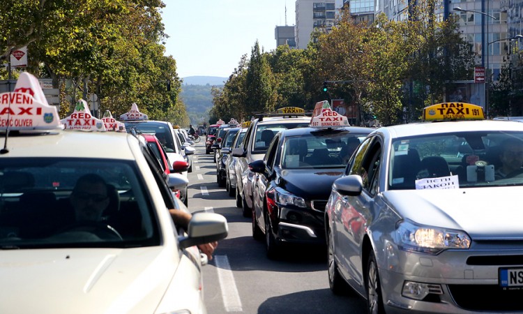 Kolaps u centru Beograda, policija blokirala taksiste u Novom Sadu