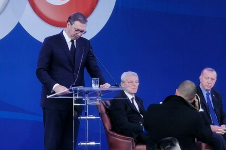 Vučić: Putevi su način da prošlost ostavimo iza sebe