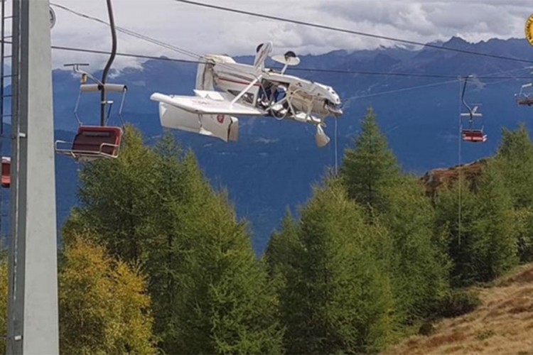 Avion se zaglavio u kablovima žičare