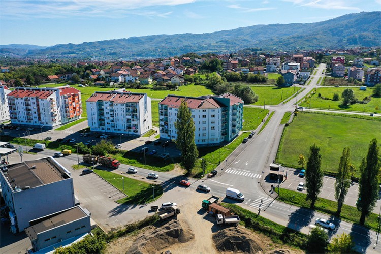 Niče semafor kod boračkih zgrada na Adi