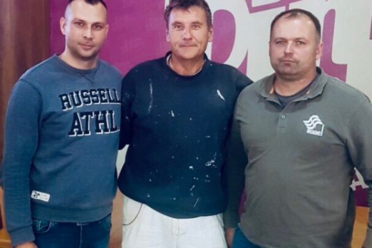 Pronašli 2.000 evra i vratili vlasniku, častio ih doručkom