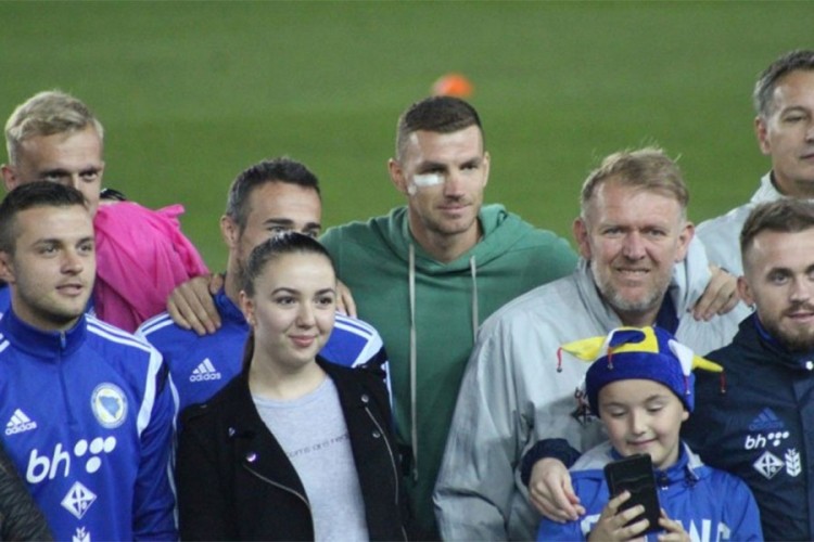 Džeko stigao u kamp reprezentacije da pruži podršku saigračima