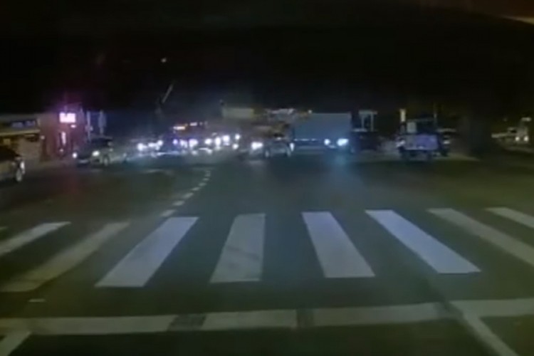 Most se srušio na automobile, dvoje mrtvih, kamere snimile nesreću